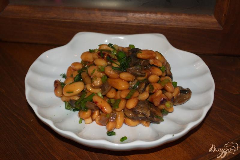 Фото приготовление рецепта: Теплый салат с фасолью и грибами шаг №4