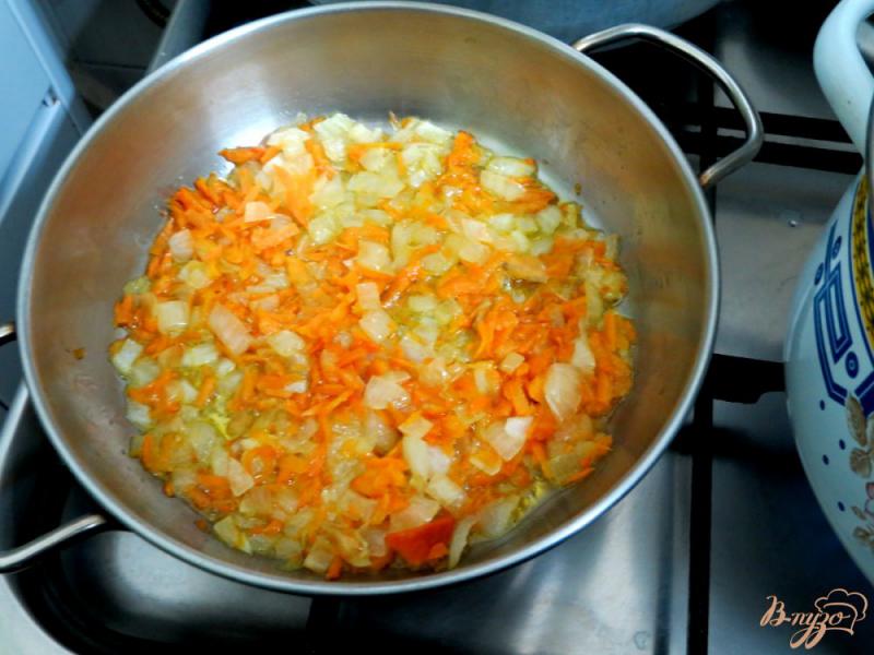 Фото приготовление рецепта: Суп с брюссельской капустой, шампиньонами и сырочком шаг №5