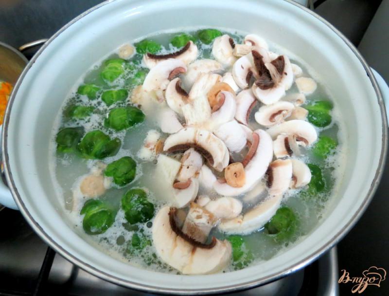 Фото приготовление рецепта: Суп с брюссельской капустой, шампиньонами и сырочком шаг №8