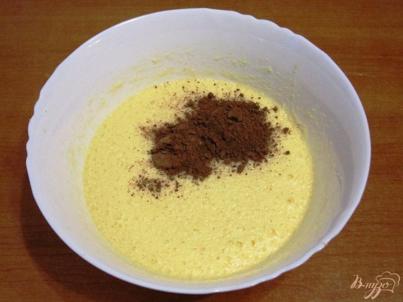 Фото приготовление рецепта: Шоколадный кекс с кремом из творога шаг №4