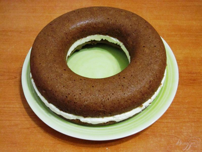 Фото приготовление рецепта: Шоколадный кекс с кремом из творога шаг №10