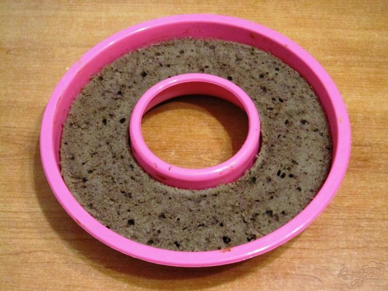 Фото приготовление рецепта: Шоколадный кекс с кремом из творога шаг №8