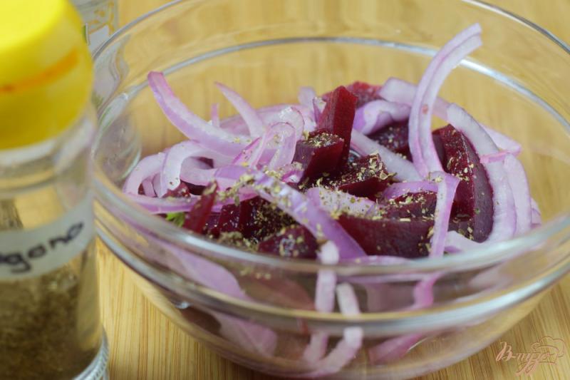 Фото приготовление рецепта: Салат из маринованой свеклы и лука шаг №4