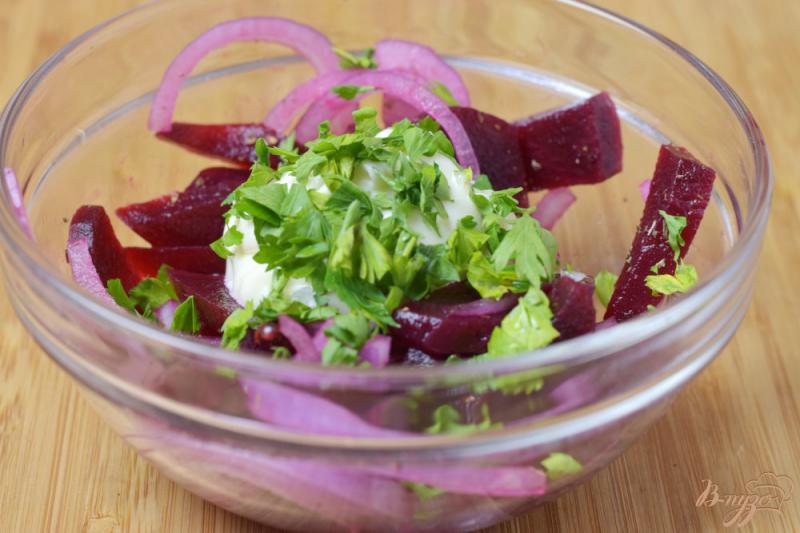 Фото приготовление рецепта: Салат из маринованой свеклы и лука шаг №6