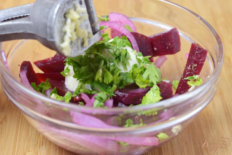 Фото приготовление рецепта: Салат из маринованой свеклы и лука шаг №7