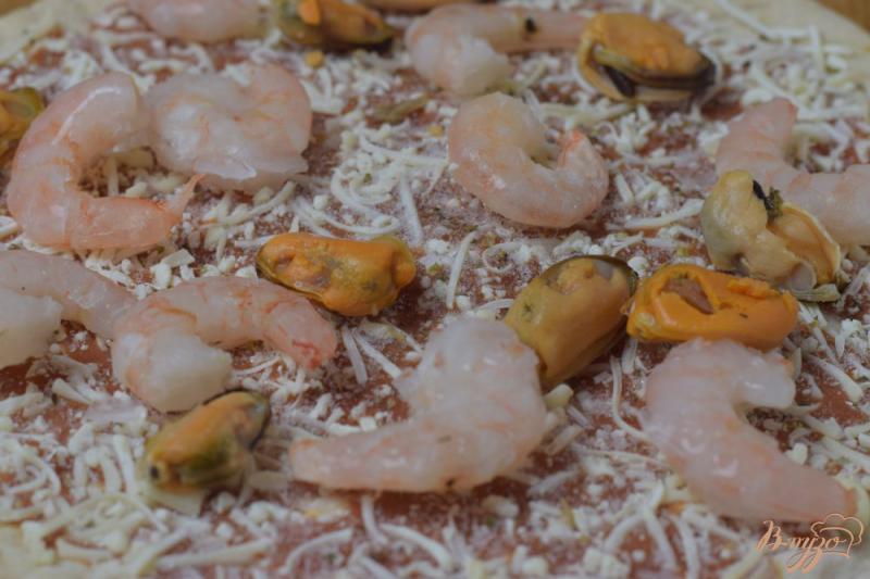 Фото приготовление рецепта: Пицца с креветками и мидиями шаг №3