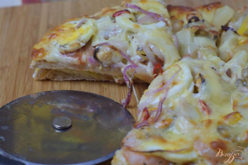 Фото приготовление рецепта: Пицца с креветками и мидиями шаг №7