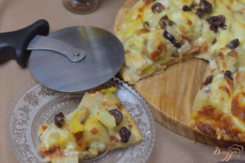 Фото приготовление рецепта: Пицца с курицей, грибами и ананасом шаг №7