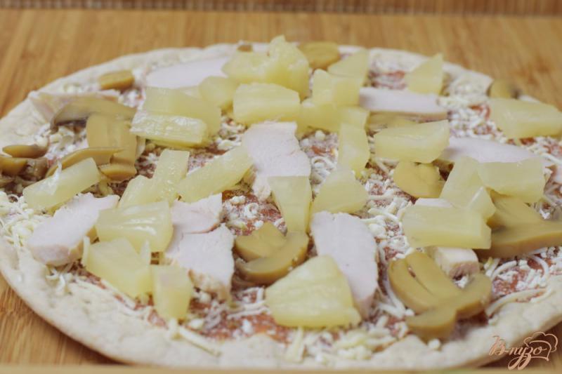 Фото приготовление рецепта: Пицца с курицей, грибами и ананасом шаг №4