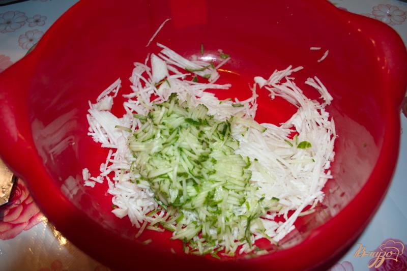 Фото приготовление рецепта: Осенний салат с редькой и грибами шаг №2
