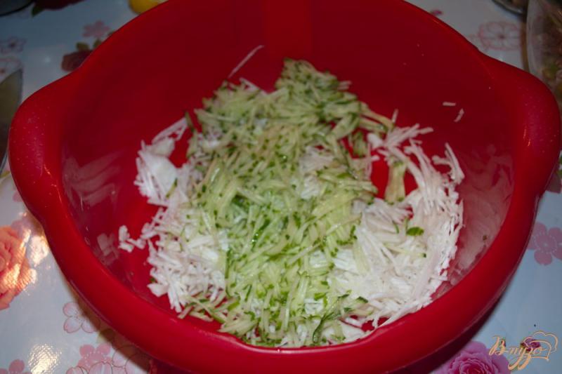 Фото приготовление рецепта: Осенний салат с редькой и грибами шаг №3