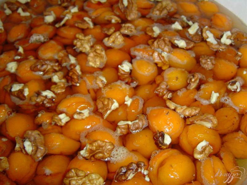 Фото приготовление рецепта: Варенье из абрикос,апельсина,лимона и грецких орехов шаг №5