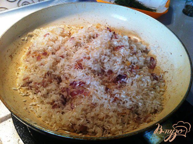 Фото приготовление рецепта: Пряный жареный рис на гарнир шаг №3