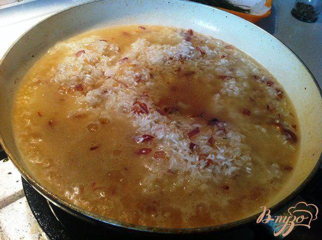 Фото приготовление рецепта: Пряный жареный рис на гарнир шаг №4