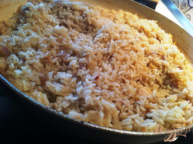 Фото приготовление рецепта: Пряный жареный рис на гарнир шаг №6