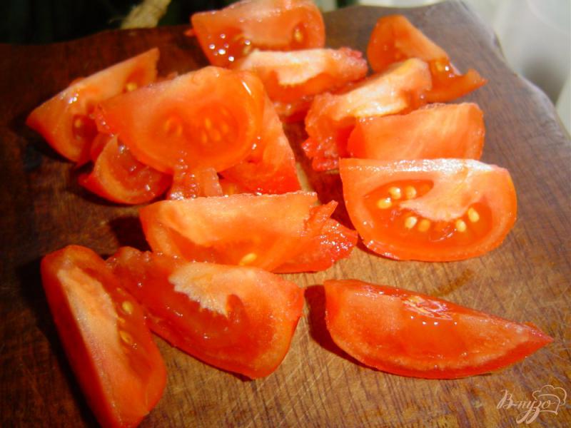 Фото приготовление рецепта: Салат с помидорами, луком и каперсами шаг №1