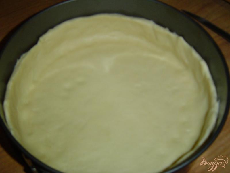 Фото приготовление рецепта: Пирог с клубникой и сливами шаг №2