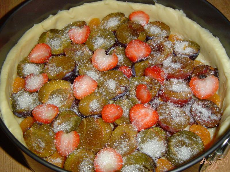 Фото приготовление рецепта: Пирог с клубникой и сливами шаг №4
