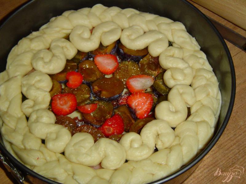 Фото приготовление рецепта: Пирог с клубникой и сливами шаг №8