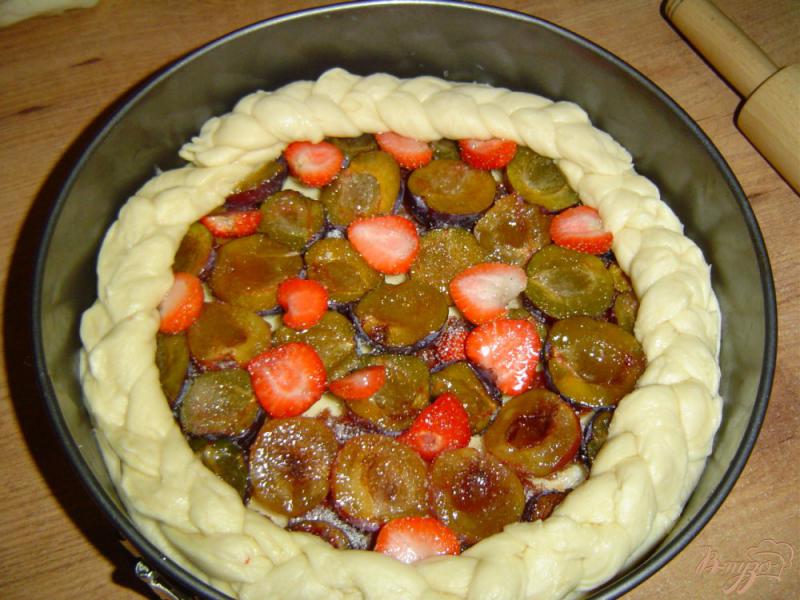 Фото приготовление рецепта: Пирог с клубникой и сливами шаг №7