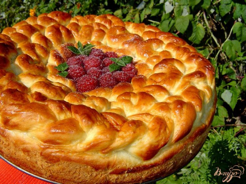 Фото приготовление рецепта: Пирог с клубникой и сливами шаг №10