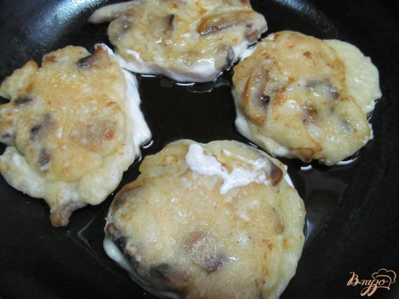Фото приготовление рецепта: Оладьи с грибами и сыром шаг №6