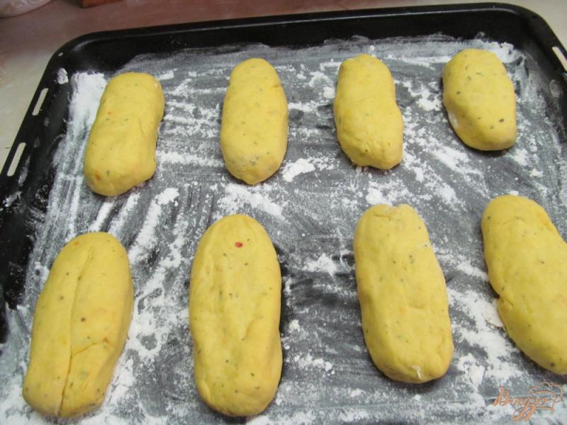 Фото приготовление рецепта: Яркие булочки с прованскими травами шаг №5