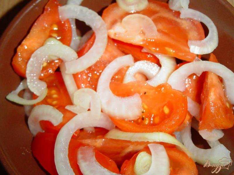 Фото приготовление рецепта: Салат с помидорами и маринованным луком шаг №3
