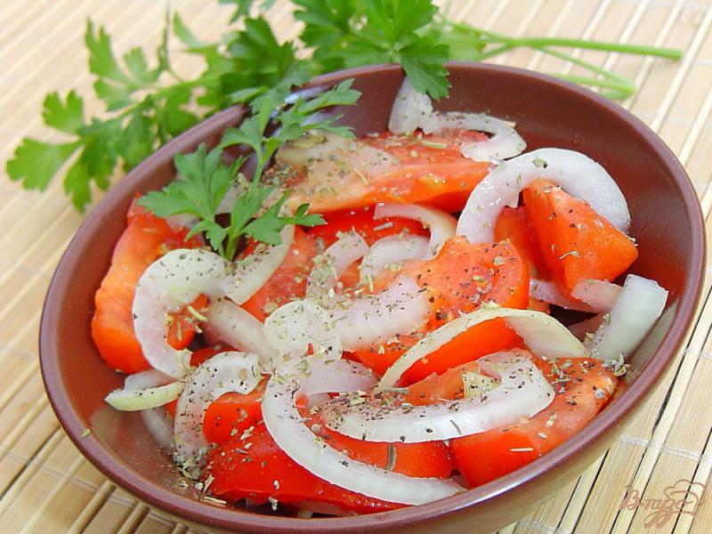 Фото приготовление рецепта: Салат с помидорами и маринованным луком шаг №4