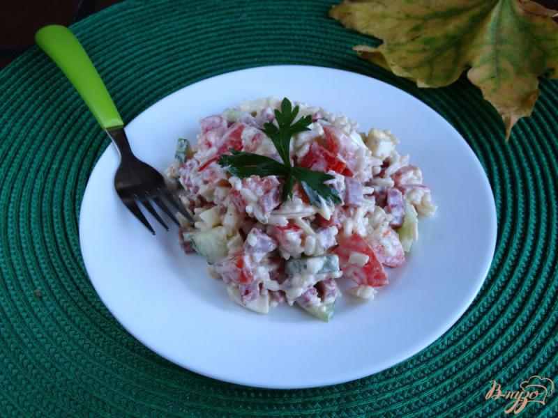 Фото приготовление рецепта: Салат с рисом и копченой колбасой шаг №9