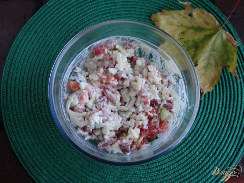 Фото приготовление рецепта: Салат с рисом и копченой колбасой шаг №8