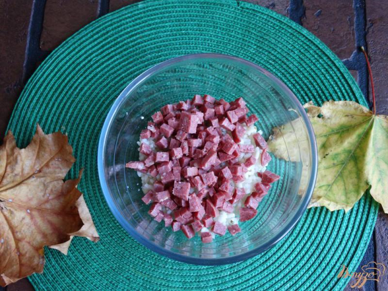 Фото приготовление рецепта: Салат с рисом и копченой колбасой шаг №2