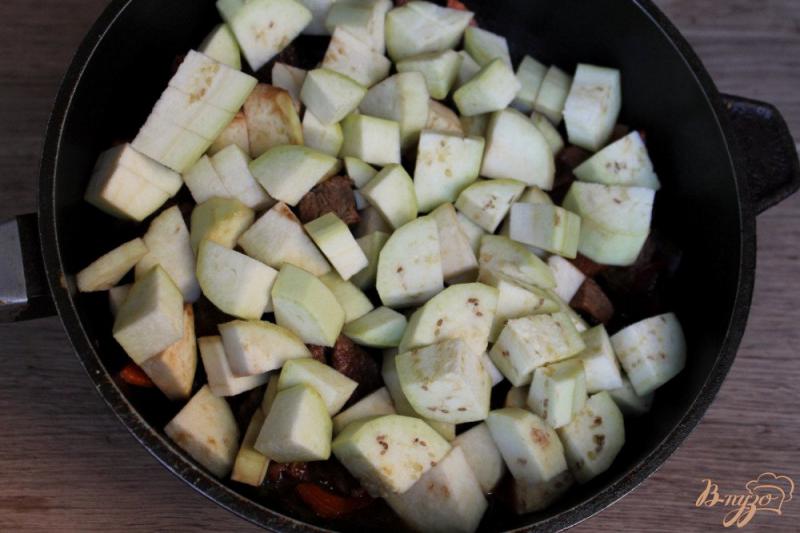 Фото приготовление рецепта: Жаркое из телятины с картофелем, болгарским перцем и баклажаном шаг №3