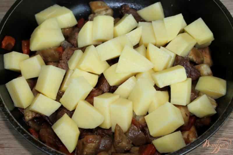 Фото приготовление рецепта: Жаркое из телятины с картофелем, болгарским перцем и баклажаном шаг №4
