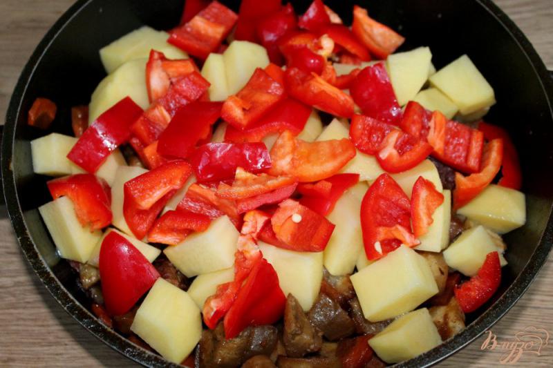 Фото приготовление рецепта: Жаркое из телятины с картофелем, болгарским перцем и баклажаном шаг №5