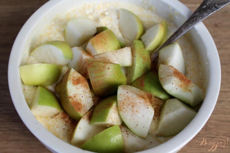 Фото приготовление рецепта: Творожная запеканка на кукурузной крупе с яблоками шаг №4