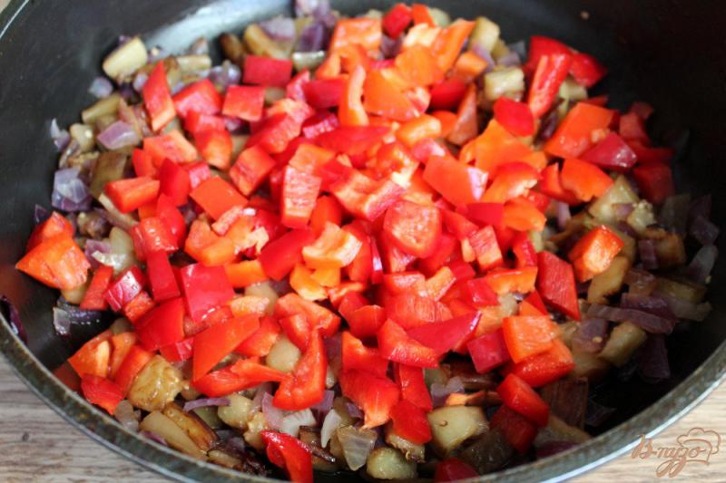 Фото приготовление рецепта: Лепешка с баклажаном, перцем и помидором шаг №3