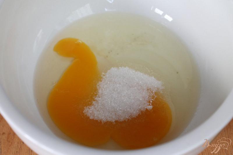 Фото приготовление рецепта: Блины с брынзой укропом и яйцом шаг №1
