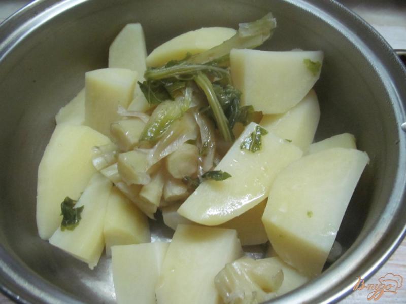 Фото приготовление рецепта: Картофельное пюре со стволом брокколи шаг №3