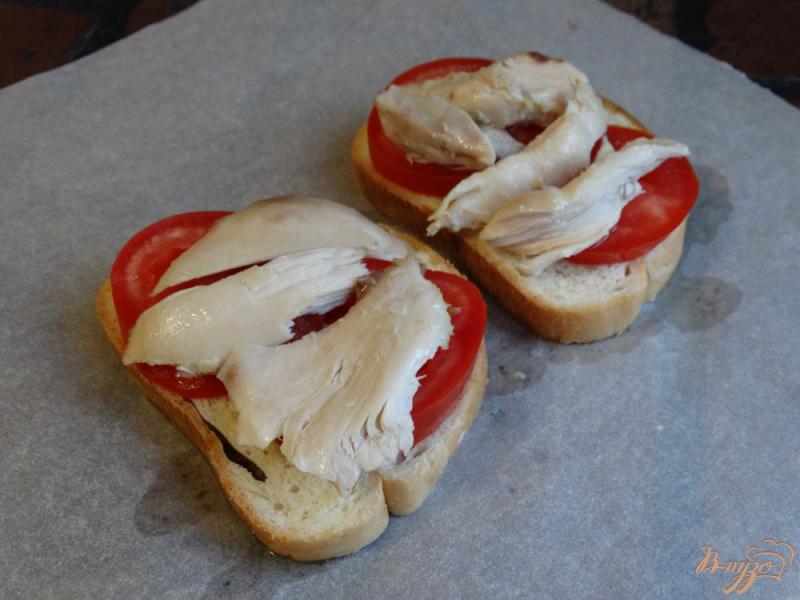 Фото приготовление рецепта: Запеченные бутерброды с курицей и инжиром шаг №4