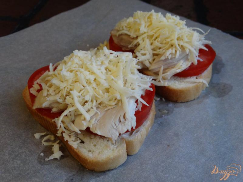 Фото приготовление рецепта: Запеченные бутерброды с курицей и инжиром шаг №5