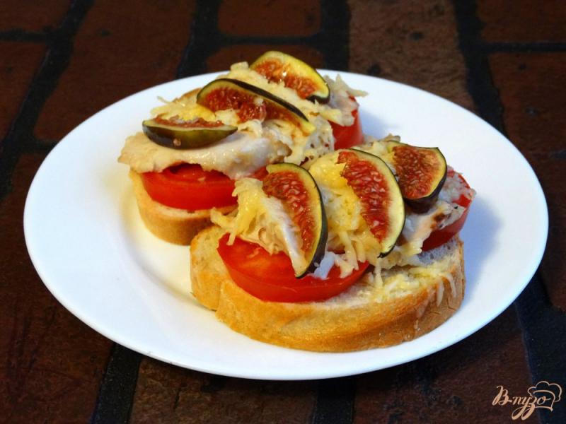 Фото приготовление рецепта: Запеченные бутерброды с курицей и инжиром шаг №7