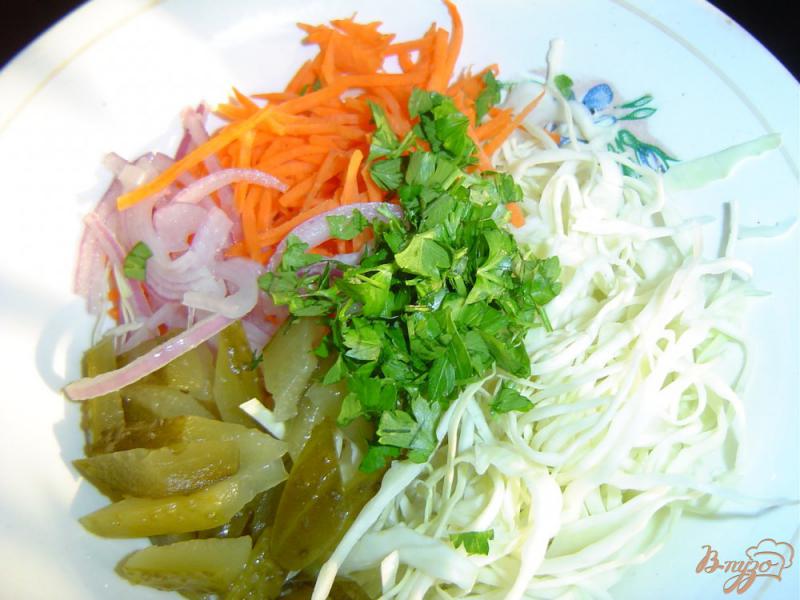 Фото приготовление рецепта: Капустный салат с солеными огурцами шаг №3