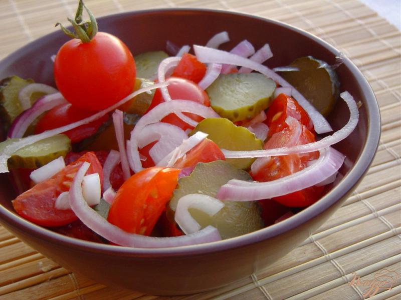Фото приготовление рецепта: Овощной салат с помидорами, луком и квашенными огурцами шаг №5