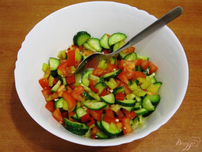 Фото приготовление рецепта: Овощной салат с оригинальной заправкой шаг №6