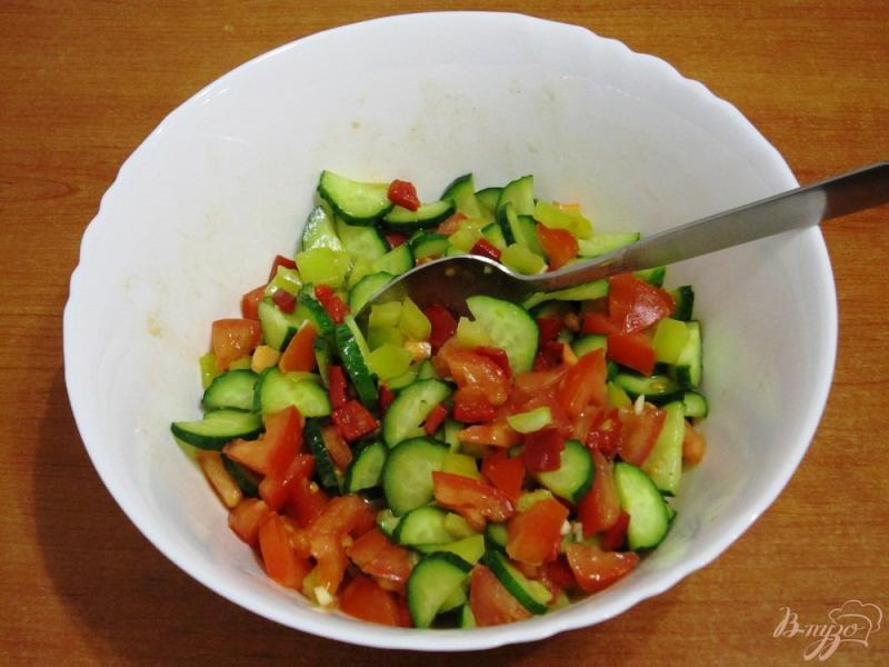 Фото приготовление рецепта: Овощной салат с оригинальной заправкой шаг №10