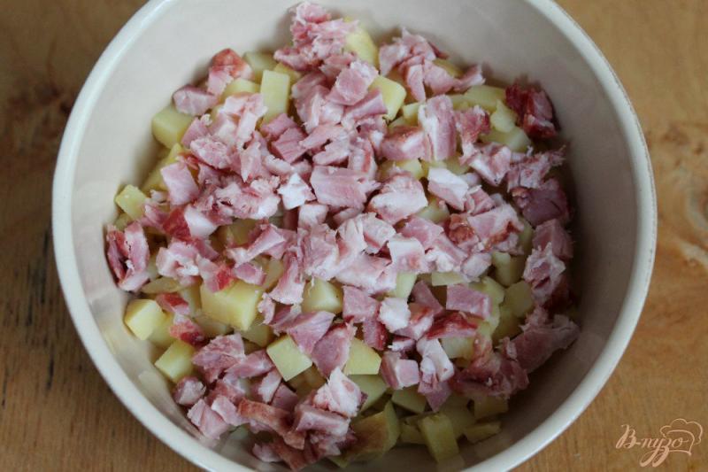 Фото приготовление рецепта: Салат с маринованным луком и копченым мясом шаг №3