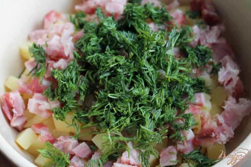 Фото приготовление рецепта: Салат с маринованным луком и копченым мясом шаг №4