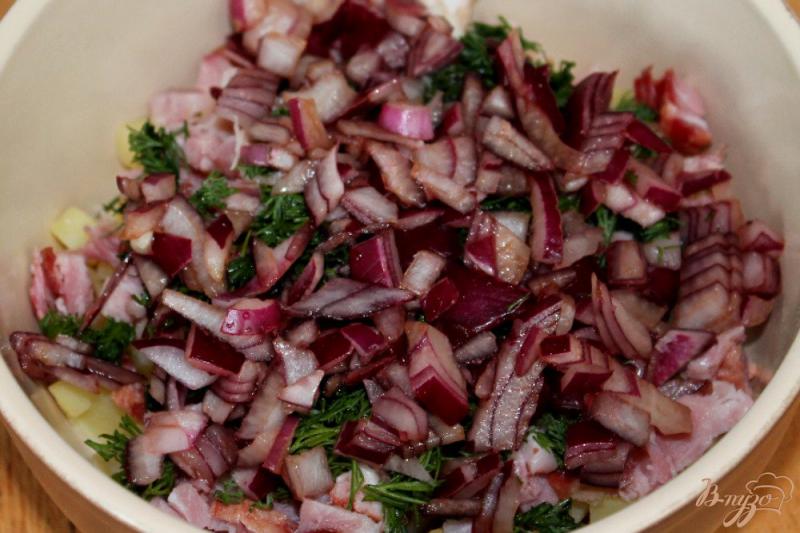 Фото приготовление рецепта: Салат с маринованным луком и копченым мясом шаг №5