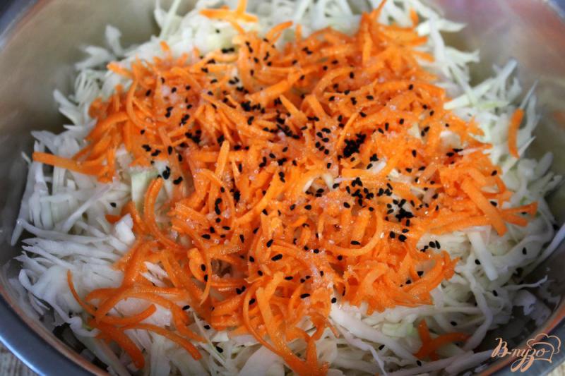 Фото приготовление рецепта: Капуста квашенная с морковкой и черным тмином шаг №3